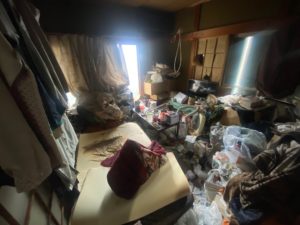 ベッドの上に黒いシミ