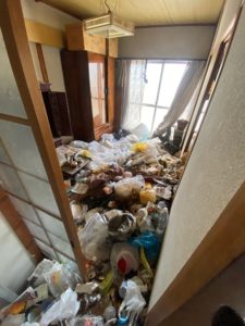 和歌山のゴミに埋もれたマンションで特殊と遺品整理　Part 1 (^^;